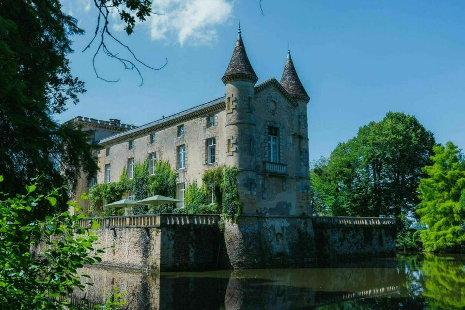 ABC Salles – DR - Le Château Lamothe du Prince Noir, situé au cœur du vignoble, offre un cadre intime et raffiné pour vos rassemblements. Son parc majestueux, ses salles élégantes et son ambiance historique créent l’atmosphère parfaite pour un mariage d’exception. 