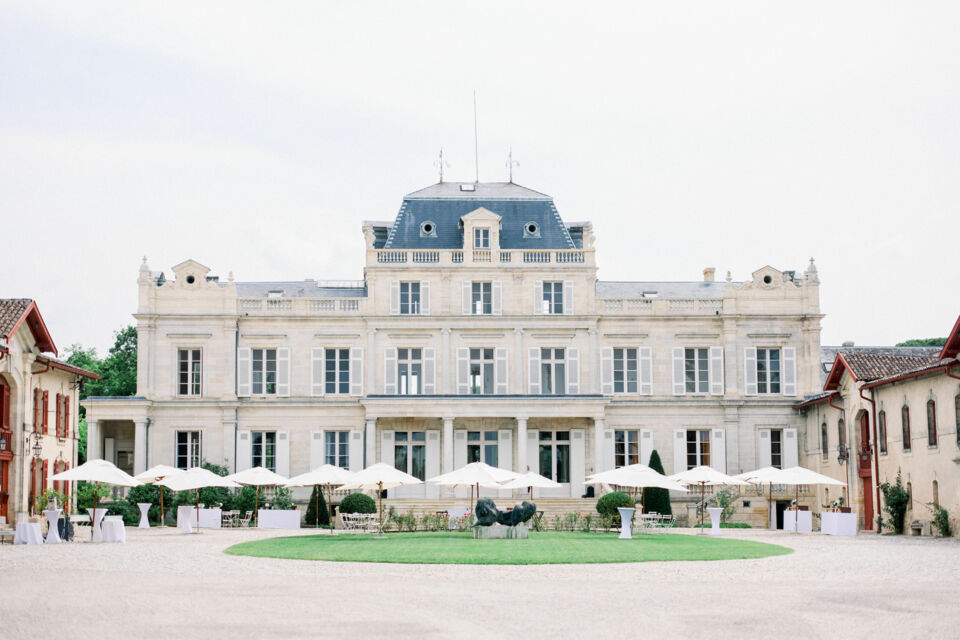 ABC Salles – DR - Le Château Giscours, emblème du vignoble bordelais, vous accueille dans un cadre prestigieux alliant histoire et modernité. Ses espaces raffinés, ses vues imprenables sur les vignes et son atmosphère unique feront de votre mariage un événement exceptionnel. 