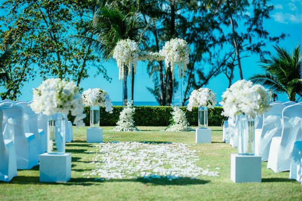 Adobe Stock - Photo d'illustration - Sous le ciel étoilé d’une nuit tropicale, bercés par les vagues de l’océan Indien et les rires de vos proches, votre mariage prendra des allures de rêve éveillé, entre douceur et intensité. Une union inoubliable, gravée dans le sable et dans les cœurs.