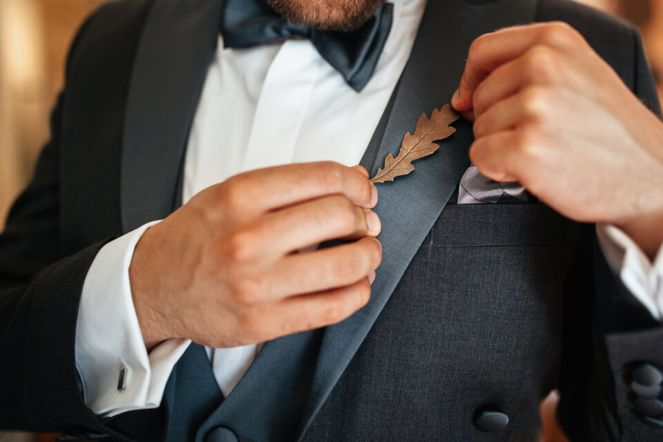 Adobe Stock -  Photo d'illustration -  Porter une broche sur un costume de mariage ajoute une touche élégante et personnelle, soulignant la sophistication et le soin apporté à chaque détail de cette journée spéciale.