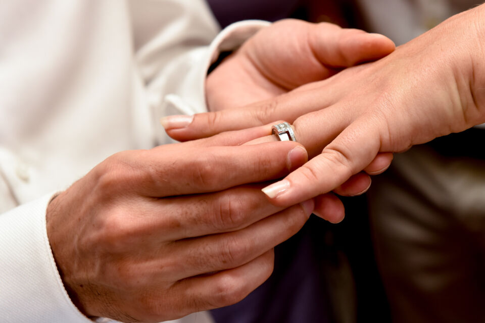 Adobe Stock - Photo d'illustration - La célébration d'un mariage in extremis doit respecter le cadre légal, suivre certaines formalités et fournir les documents requis pour rendre cette union légale.