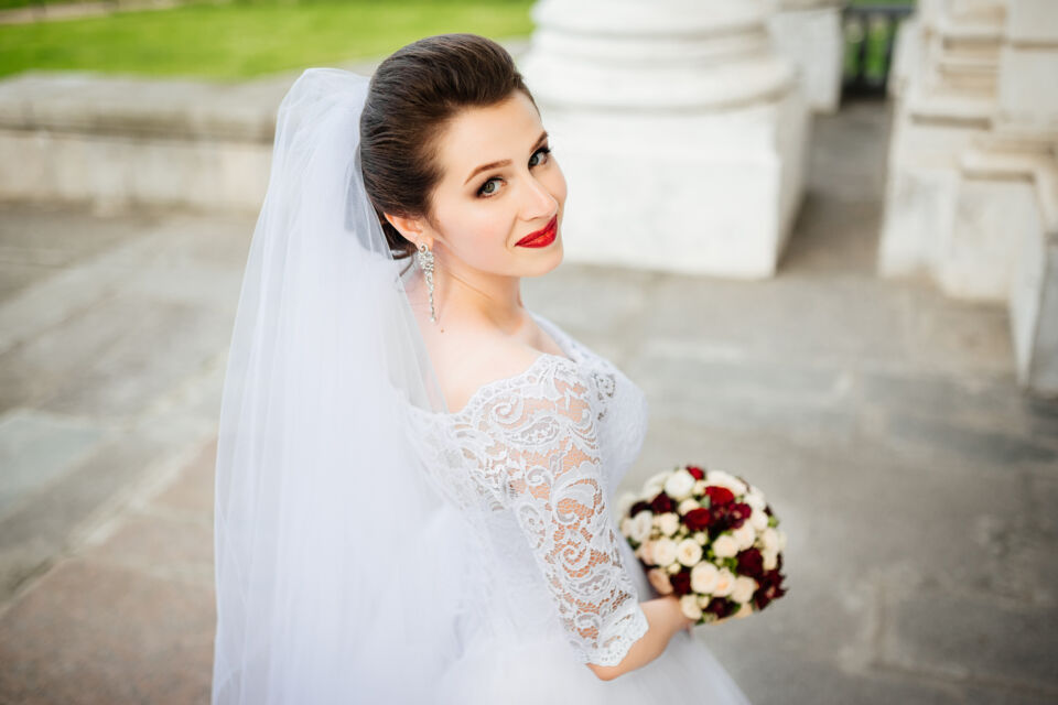 Freepik - Photo d'illustration - Quelques astuces pour que le voile de mariée reste impeccable du début à la fin de cette l'inoubliable journée de mariage.