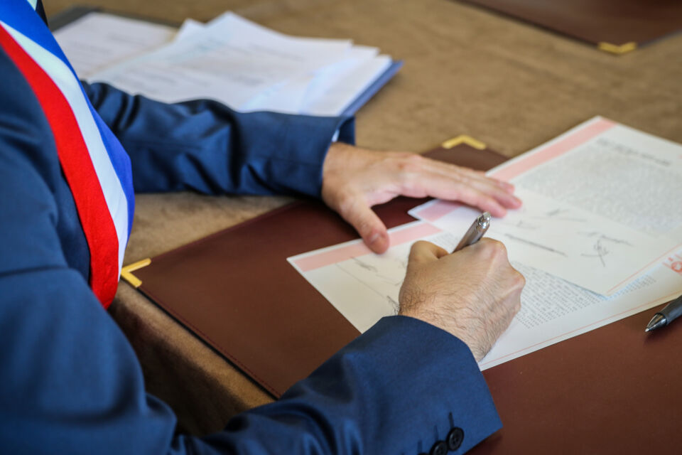 Adobe Stock - Photo d'illustration - Le mariage in extremis, célébré dans des situations d'urgence, diffère du mariage civil classique par la flexibilité des formalités, l'urgence des délais et la possibilité de célébration hors mairie.