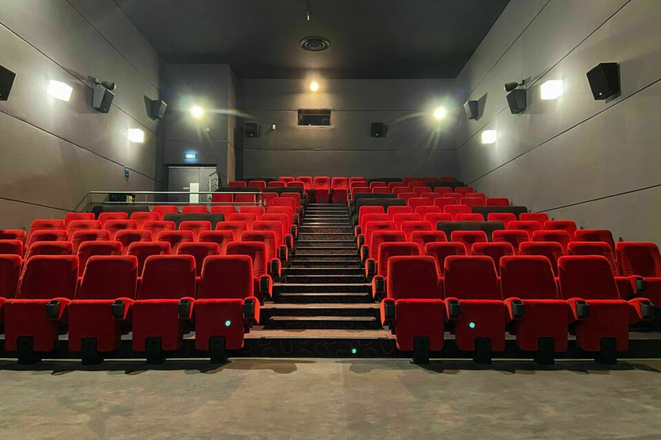 ABC Salles – DR - Le CGR Troyes propose des salles spacieuses, équipées de technologies avancées (son, vidéo, Wi-Fi), pour organiser des événements professionnels de grande envergure. 