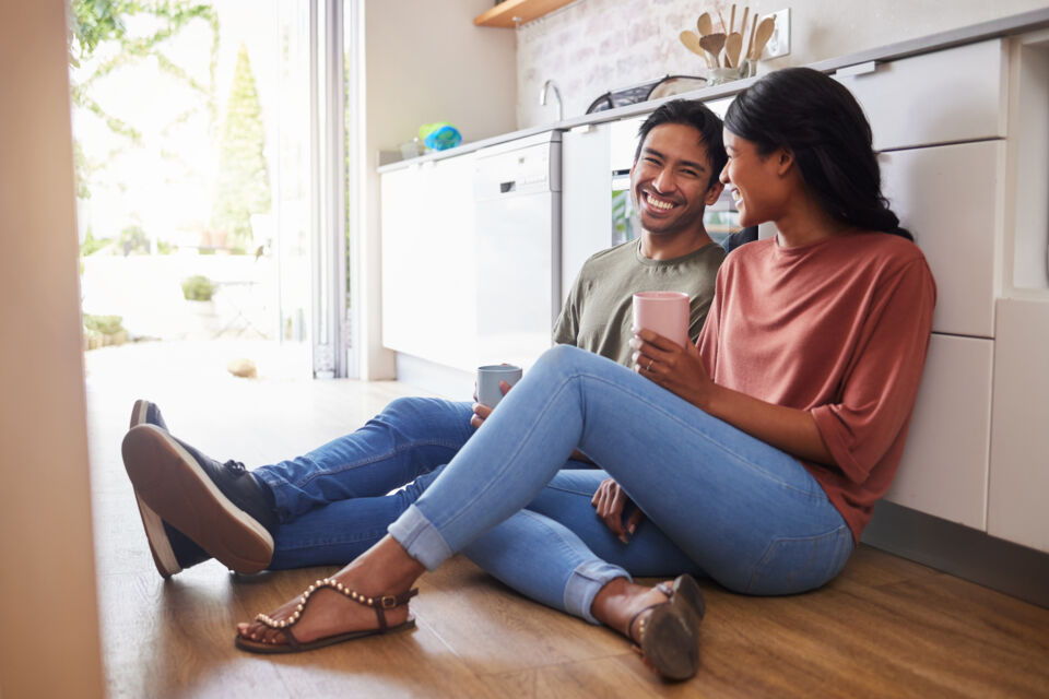 Adobe Stock - Photo d'illustration - Adopter des gestes quotidiens d'amour : écoute active, surprises, compliments sincères et moments de qualité à deux peut renforcer l'amour et éloigner le divorce.