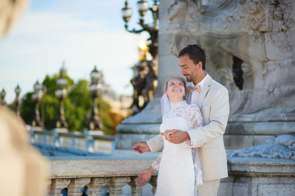 Adobe Stock -  Photo d'illustration -  Pour obtenir une carte de séjour après un mariage, il est nécessaire de déposer une demande accompagnée des pièces justificatives requises, telles qu'un acte de mariage et des preuves de domicile.