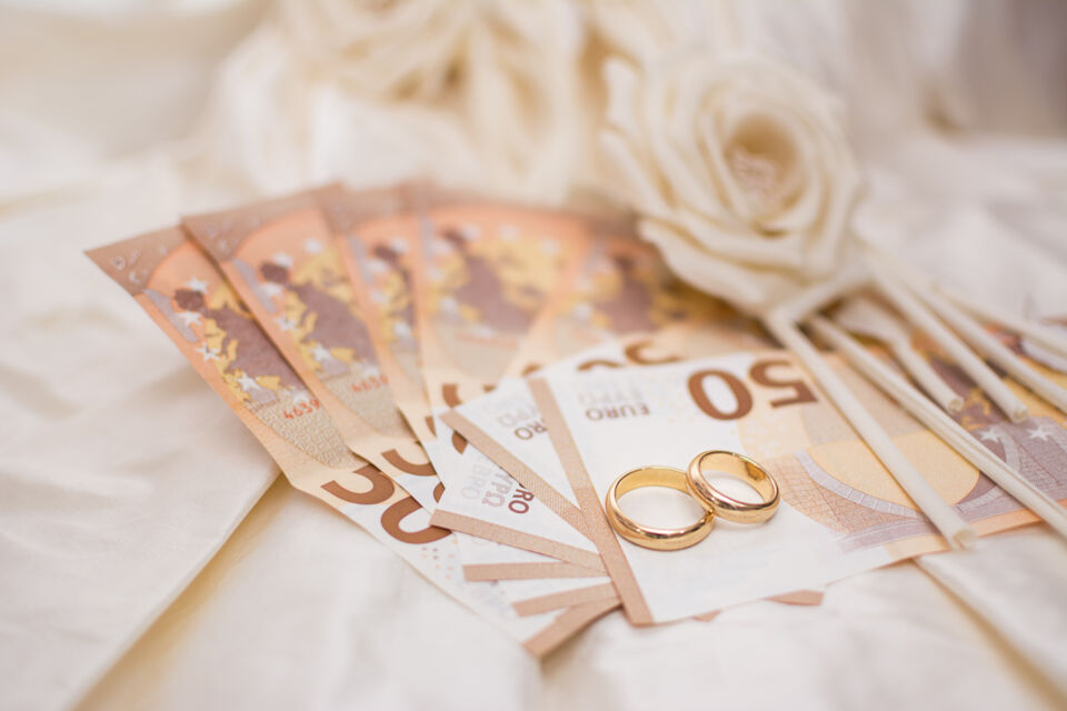 Adobe Stock -  Photo d'illustration -  En Europe, les traditions de paiement du mariage varient selon les pays, mais il est courant que les frais soient partagés entre les familles des mariés ou, de plus en plus souvent, pris en charge par les futurs époux eux-mêmes.