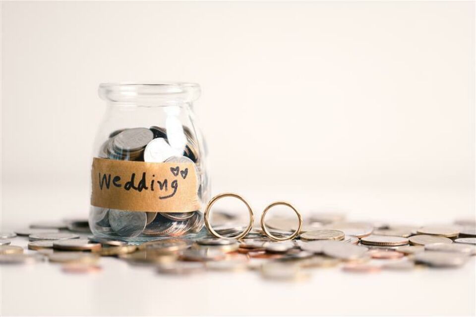 Adobe Stock - Photo d'illustration Un mariage réussi n’est pas celui qui coûte le plus cher, mais celui qui reflète l’amour et les valeurs des mariés. Alors, peu importe qui paie quoi, l’important est de profiter de cette journée unique entouré de ceux qui comptent vraiment !