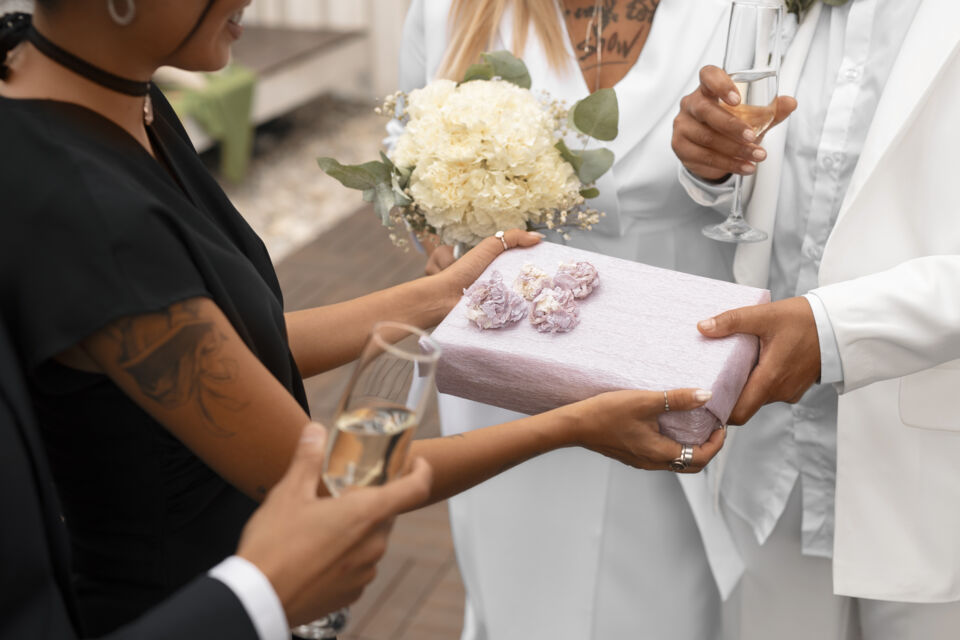 Freepik - Photo d'illustration - Offrir un cadeau de mariage en retard peut être délicat, mais un présent bien choisi et sincère, comme une expérience mémorable ou un objet personnalisé, montrera que vous pensez toujours aux mariés.