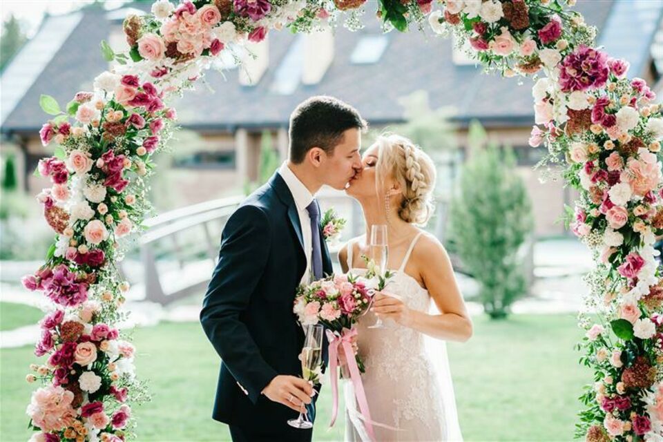 Adobe Stock - Photo d'illustration - Une décoration florale élégante et abordable pour votre mariage en utilisant des astuces économiques, des fleurs de saison, des plantes louées et des idées DIY.