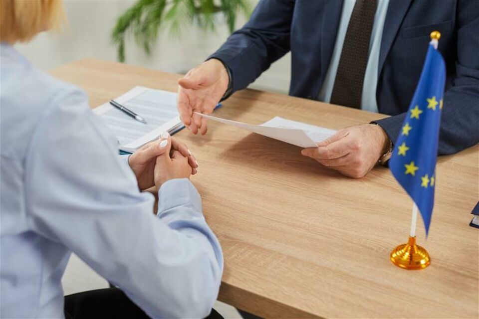 Adobe Stock - Photo d'illustration - Toutes les informations essentielles sur la procédure de régularisation après un mariage en France : démarches, documents à fournir et critères à respecter pour obtenir un titre de séjour.