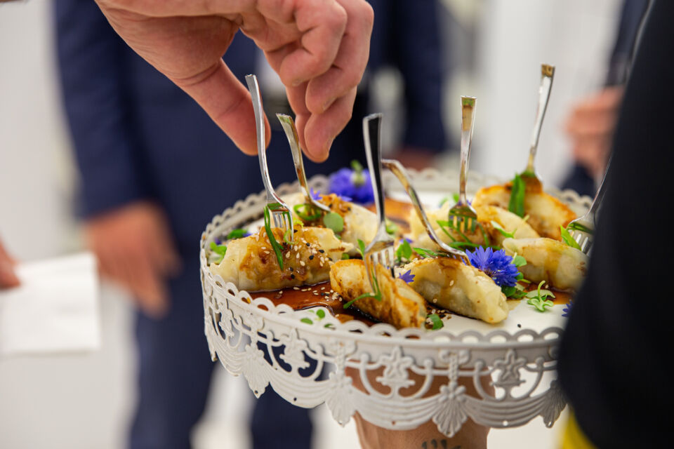 Adobe Stock - Photo d'illustration - Offrir à ses invités une expérience culinaire immersive lors de son mariage est une célébration où chaque plat éveille les sens et crée des souvenirs inoubliables, rendant ce moment unique et mémorable.