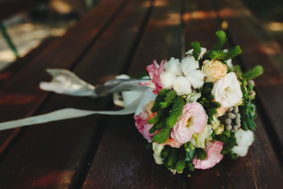 Freepik- Photo d'illustration Le choix entre un fleuriste et le DIY repose avant tout sur vos priorités : praticité et professionnalisme ou personnalisation et économies. Quelle que soit votre décision, l’essentiel est d’opter pour une solution qui vous permet de vivre cette journée en toute sérénité.