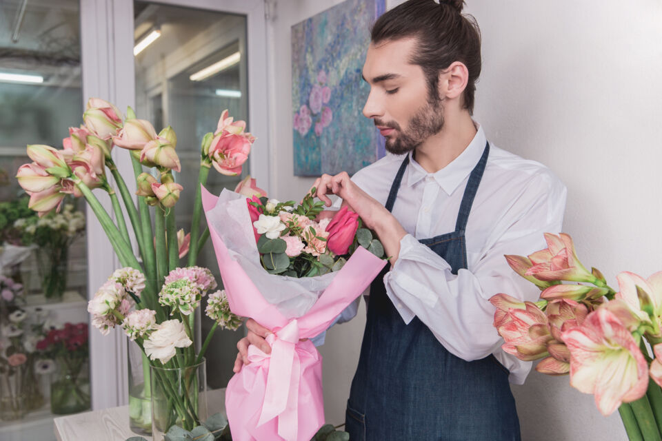 Freepik - Photo d'illustration - La décoration florale de votre mariage peut transformer votre événement en un moment magique. Réservez votre fleuriste à temps pour éviter les mauvaises surprises et garantir une décoration florale à la hauteur de vos attentes, tout en respectant votre budget.