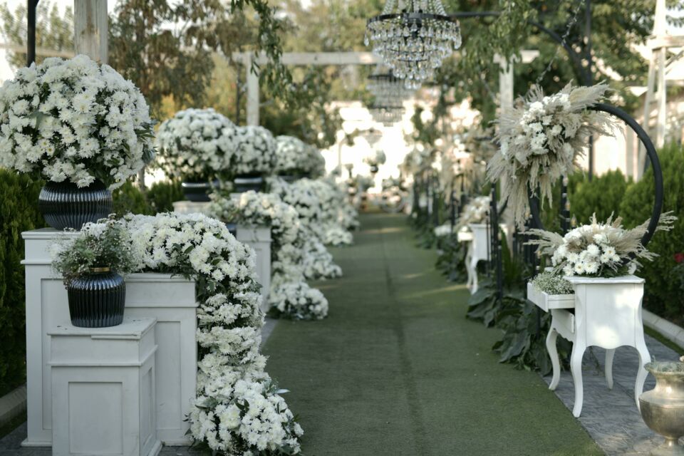 Pexels -  Photo d’illustration -  Choisir des fleurs de mariage adaptées à chaque type de cérémonie permet de créer une ambiance unique et mémorable qui reflète votre style et vos préférences.