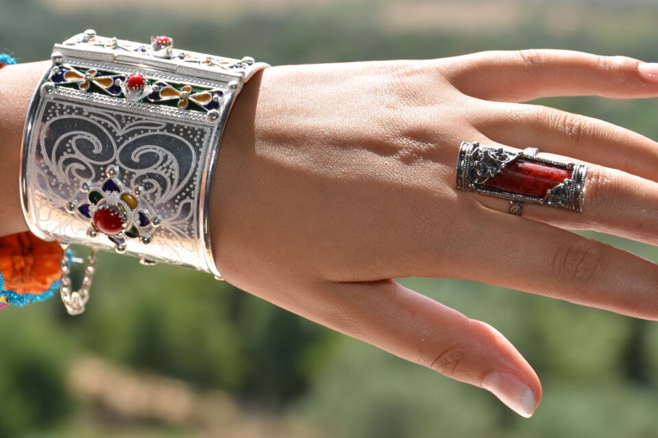 Adobe Stock - Photo d'illustration -  Les bijoux de la mariée berbère, souvent en argent, ornés de corail ou d’émail, symbolisent protection, fertilité et héritage culturel, tout en sublimant la tenue traditionnelle avec élégance.
