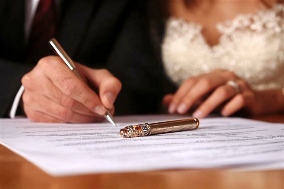 Adobe Stock - Photo d'illustration -&nbsp;Un moment intime, un choix symbolique : l’instant où les futurs mariés discutent du nom à adopter après le mariage.