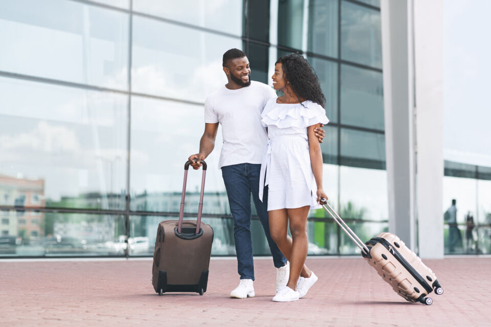 Adobe Stock - Photo d'illustration - Transporter sa robe de mariée et son costume sans risquer de les abîmer est une tâche délicate qui nécessite une préparation minutieuse et des précautions spécifiques pour chaque étape du voyage.