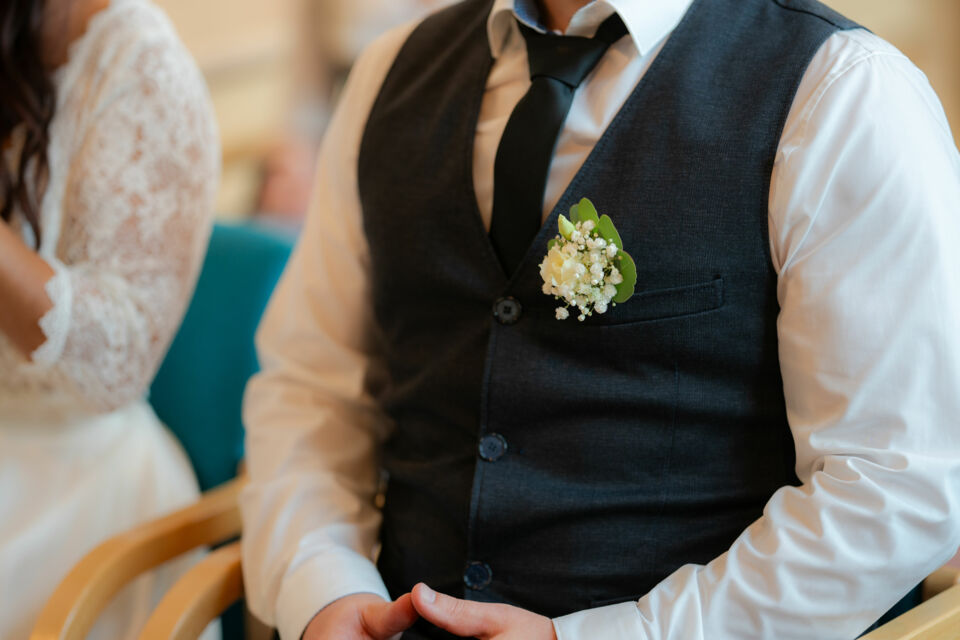 Adobe Stock - Photo d'illustration - Un gilet de mariage élégant et intemporel, symbole de raffinement et d'individualité, qui ajoute une touche de sophistication à la tenue du marié.