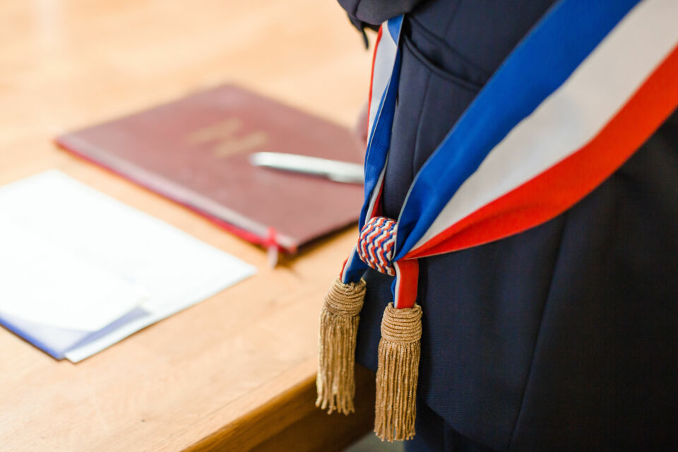 Adobe Stock - Photo d'illustration - Le Sénat a voté l’interdiction des mariages entre Français et étrangers en situation irrégulière, ravivant le débat sur la lutte contre la fraude et les droits des couples mixtes en France.