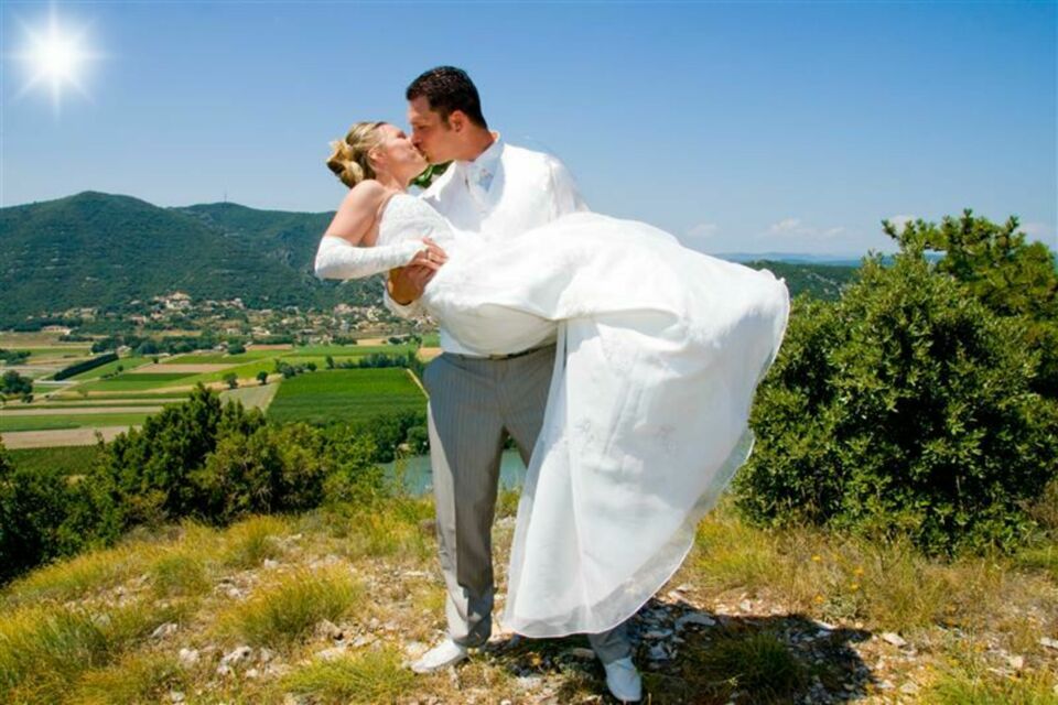 Adobe Stock - Photo d'illustration - Un baiser sous le soleil, un moment magique capturé pour célébrer l'amour et l'engagement éternel. Un mariage parfait baigné de lumière et d'émotions.