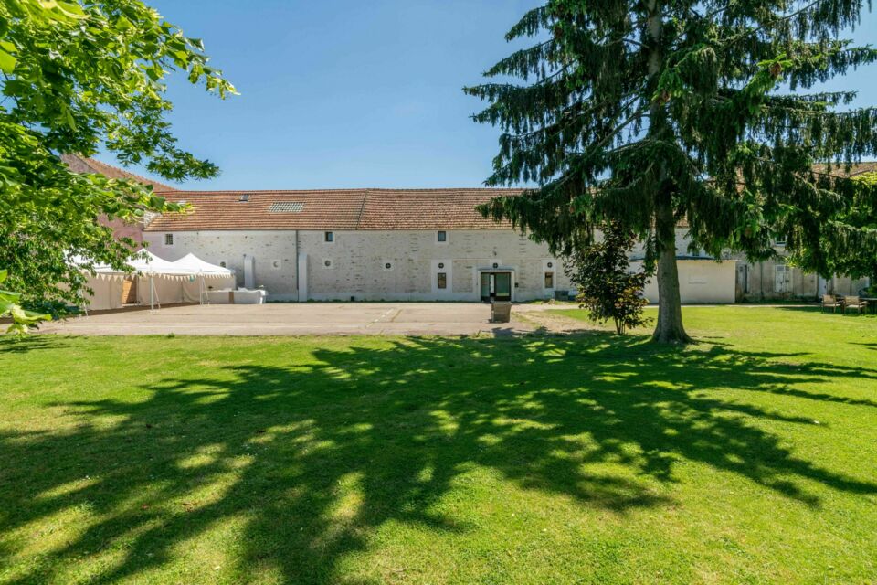 ABC Salles – DR - Le Domaine d'Arvigny, un cadre verdoyant et élégant, parfait pour accueillir vos événements professionnels et familiaux, alliant nature, confort et modernité.