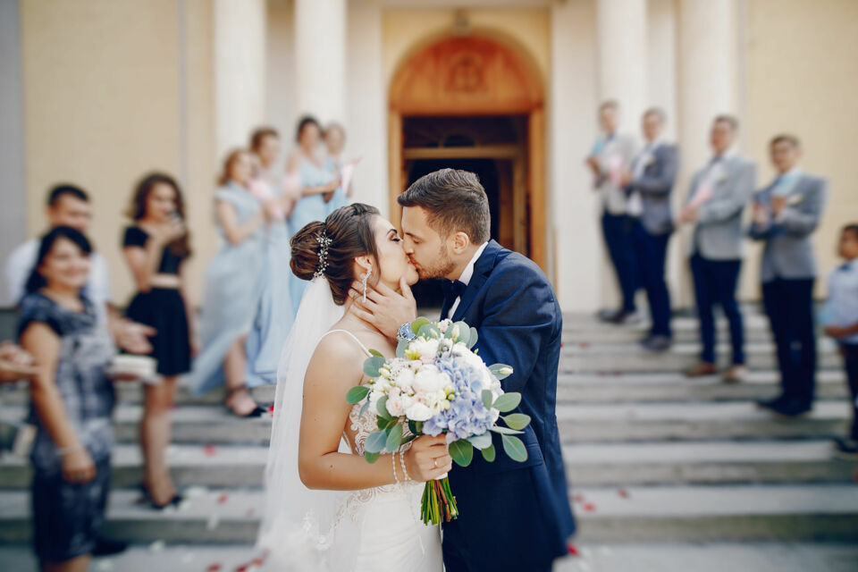 Freepik - Photo d'illustration - Quelle que soit la région, l’important est d’adapter la date à vos envies et aux spécificités locales pour vivre un mariage à la hauteur de vos rêves. Planifiez avec soin et laissez-vous inspirer par les richesses de chaque région pour faire de votre jour J un moment inoubliable.
