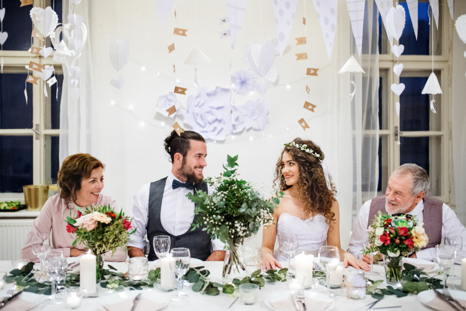 Adobe Stock - Photo d'illustration - Un discours de mariage incluant des citations de grands auteurs pour rendre hommage à ses parents est une manière élégante et émotive de souligner l'importance de leurs valeurs et de leur soutien tout au long de la vie