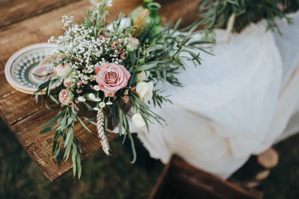Adobe Stock - Photo d'illustration - Des idées astucieuses pour économiser sur la décoration florale de mariage sans sacrifier l'élégance et la beauté des fleurs.