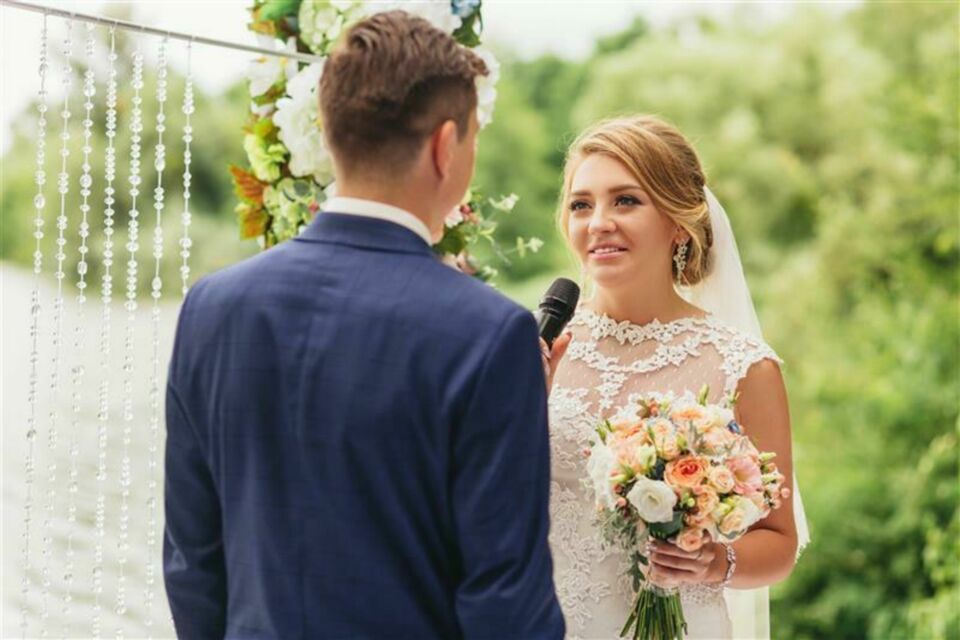 Adpbe Stock - Photo d'illustration - Un moment inoubliable où la mariée prononce ses vœux, un souffle d’émotion partagé avec son époux, scellant ainsi leur union pour la vie.