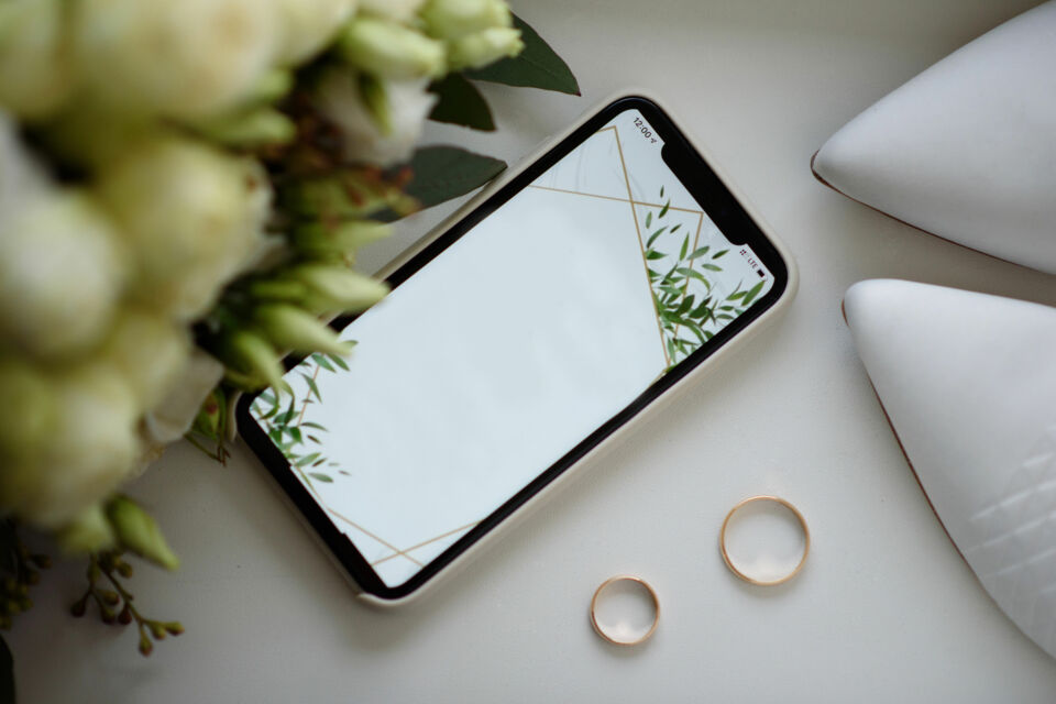 Adobe Stock - Photo d'illustration - Faire-part numérique de mariage : élégance moderne et personnalisation, un choix pratique pour les couples souhaitant marier tradition et innovation.