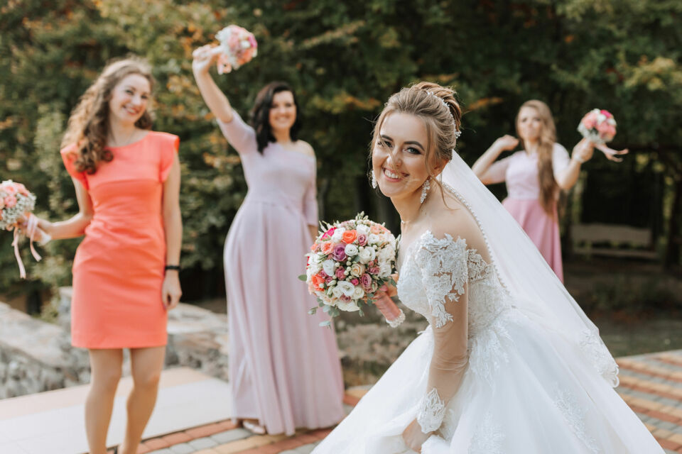 Adobe Stock -  Photo d'illustration -  Assortir sa tenue d’invité de mariage aux couleurs des mariés signifie choisir des vêtements et accessoires en accord avec leur palette, créant une harmonie visuelle respectueuse du thème choisi.