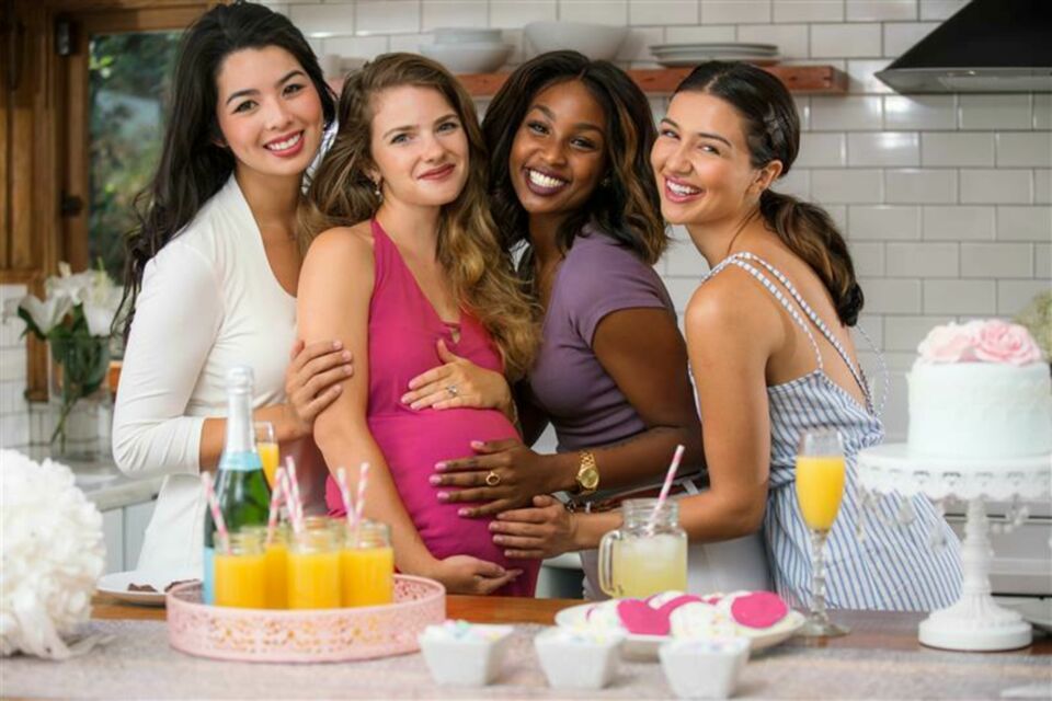 Adobe Stock - Photo d'illustration - Un EVJF adapté pour une future maman : une journée pleine de rires, de détente et de moments inoubliables, tout en prenant soin de son confort.