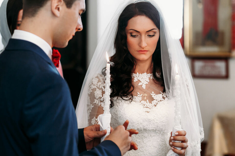 Adobe Stock -  Photo d'illustration -  Le port du voile à l'église pendant les noces chrétiennes est une tradition qui a des racines profondes dans la symbolique religieuse et culturelle. 