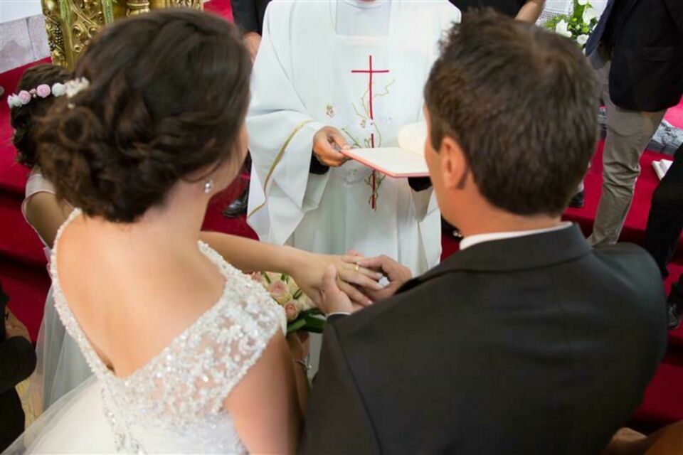 Adobe Stock - Photo d'illustration - Jeune couple qui s'unit dans une église selon les traditions chrétiennes.