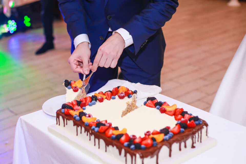 Adobe Stock - Photo d'illustration - Le sheet cake, alternative moderne à la pièce montée, séduit les mariés avec son élégance épurée et sa personnalisation infinie.