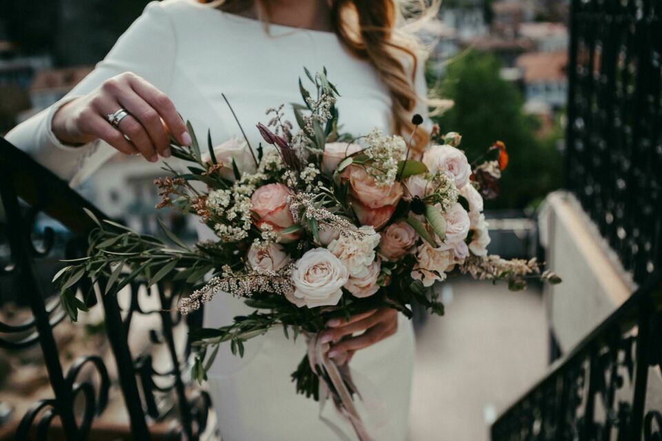 Pexels - Photo d'illustration - Choisir des fleurs et plantes locales pour un mariage en montagne permet de célébrer la beauté naturelle environnante, tout en garantissant une décoration harmonieuse et écologique, adaptée aux conditions spécifiques.