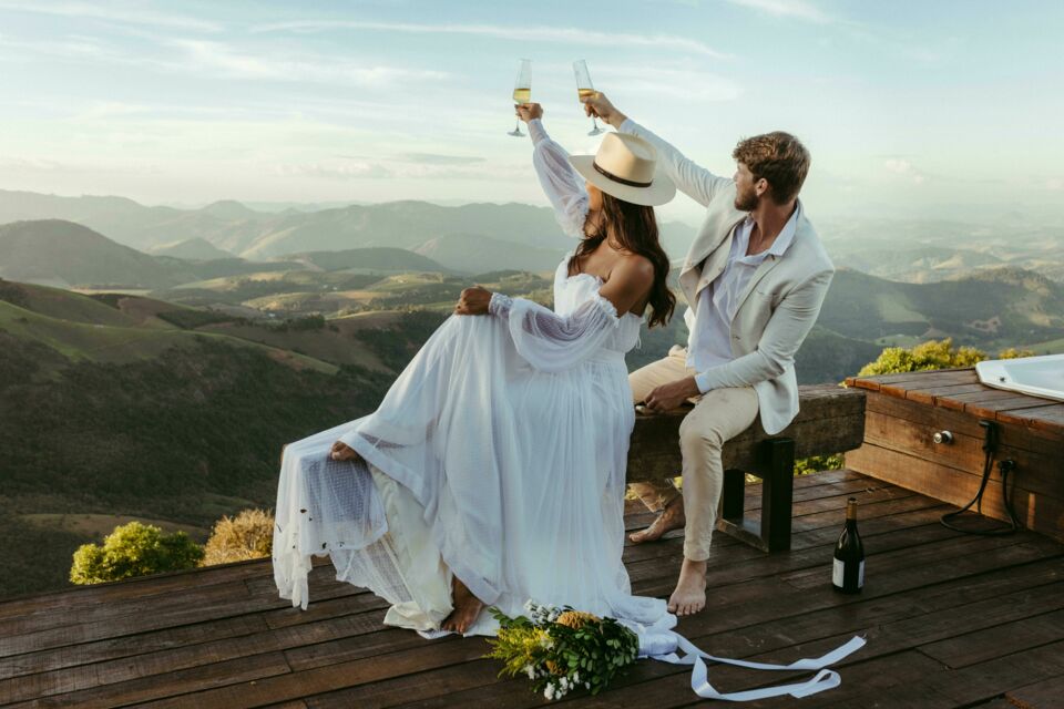 Adobe Stock -&nbsp; Photo d'illustration -&nbsp;&nbsp;Les traditions de mariage en milieu pyrénéen mêlent rites pastoraux et symboles culturels, comme le passage du balai, la dot en biens matériels et les bénédictions villageoises.