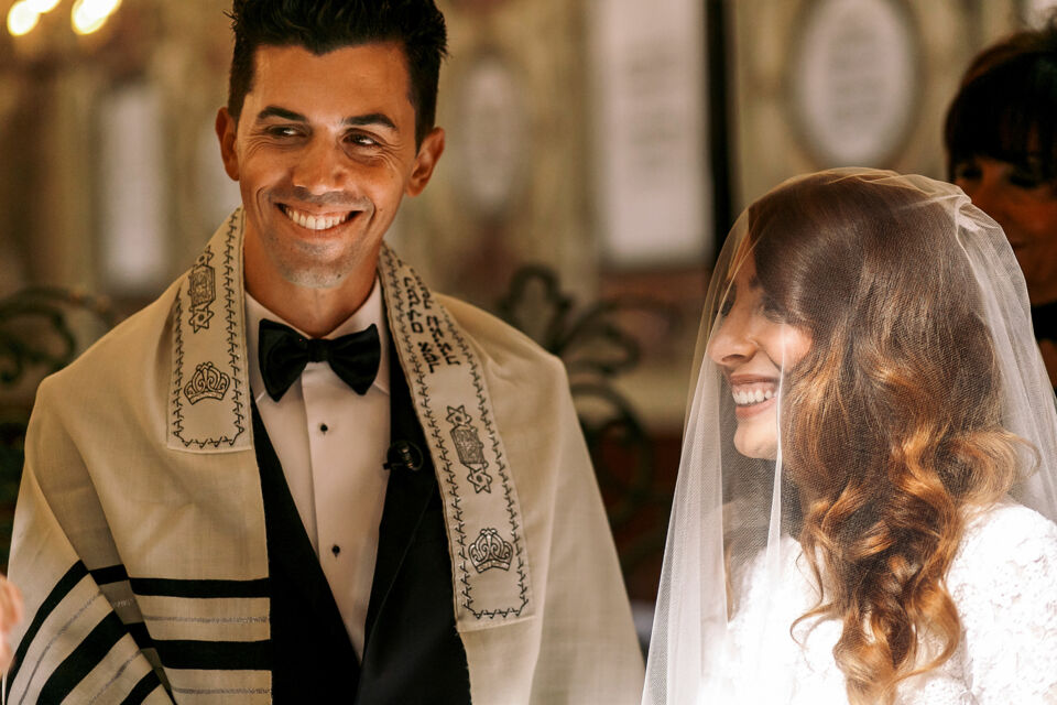 Adobe Stock - Photo d'illustration - Fiançailles juives ashkénazes et séfarades : des traditions et rituels distincts mais profondément ancrés dans l’engagement spirituel et communautaire.