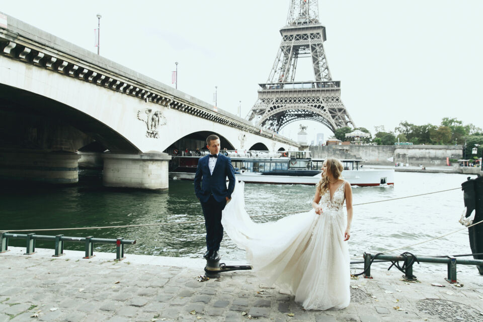 Adobe Stock - Photo d'illustration -  Découvrez les tendances de recherche sur les tenues de mariage en France et les préférences régionales en matière de robes, costumes et accessoires nuptiaux.