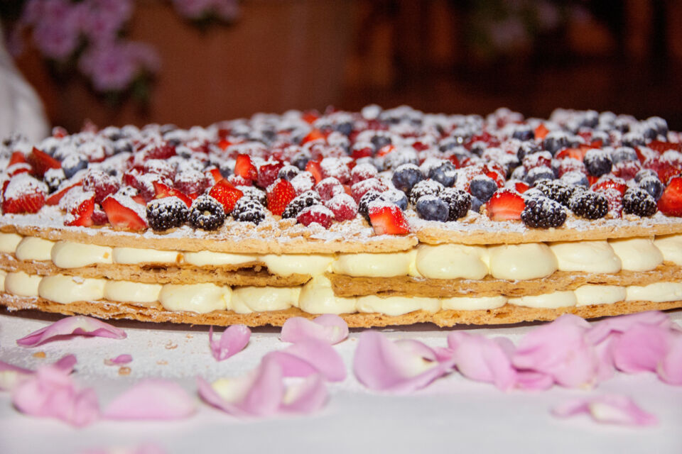 Adobe Stock -&nbsp; Photo d'illustration -&nbsp;&nbsp;Le Millefoglie, millefeuille italien préparé en direct par les mariés, devient une animation festive où chaque couche de pâte et de crème célèbre l’amour, la convivialité et la tradition