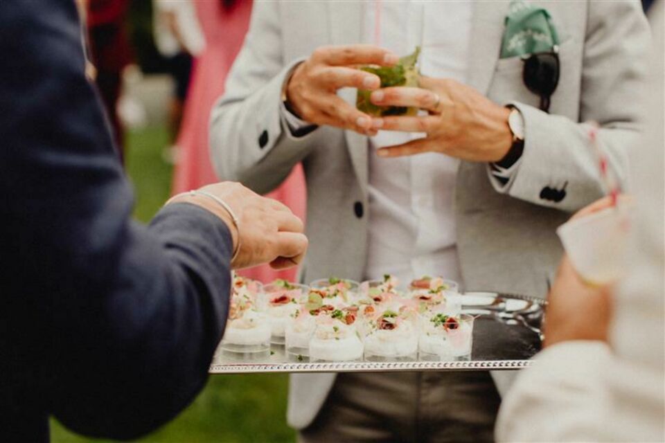 Adoeb Stock - Photo d'illustration - Détail élégant d’un repas de mariage : mise en bouche raffinée, trou normand délicat et digestif parfumé, des attentions gastronomiques qui ajoutent une touche de magie à la soirée.