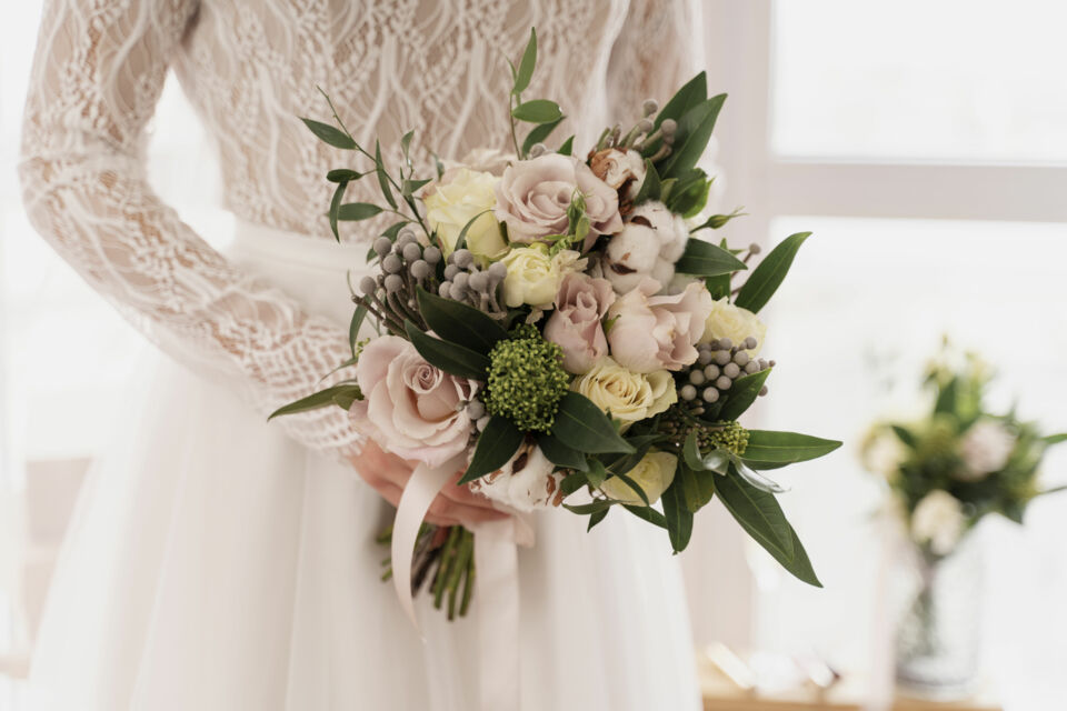Freepik - Photo d'illustration - Privilégiez toujours des variétés locales et de saison pour un bouquet de mariage aussi beau qu’éthique.