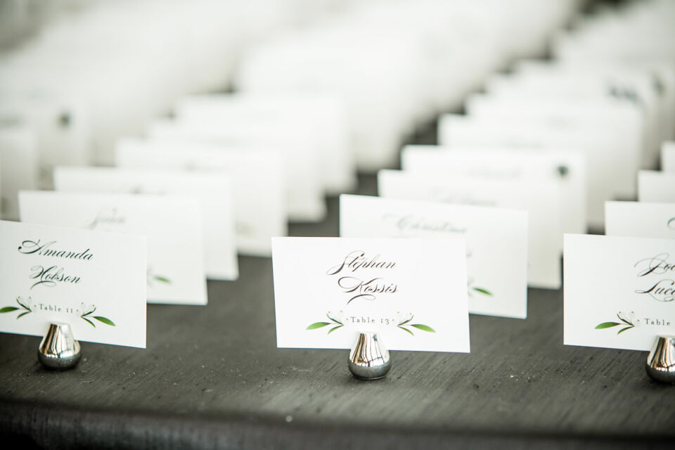 Adobe Stock -  Photo d'illustration - La distribution des escort cards le jour du mariage joue un rôle essentiel pour guider vos invités vers leurs tables de manière fluide et organisée