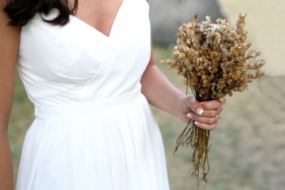 Adobe Stock - Photo d'illustration - Un bouquet de mariée bohème se compose de fleurs sauvages et naturelles comme des pivoines, lavandes, et gypsophiles, sublimées par des rubans pastel et un esprit romantique.