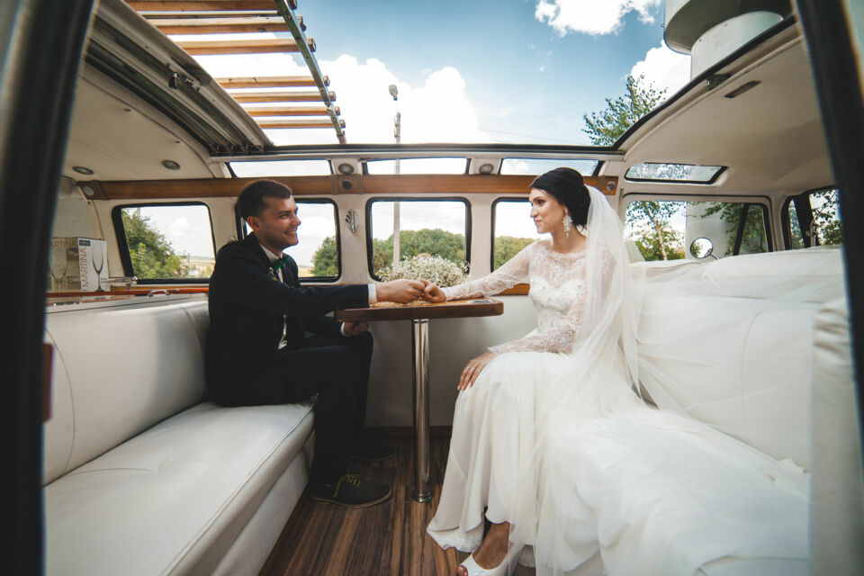 Freepik -  Photo d'illustration -  Avec le mariage itinérant, les invités se déplacent d'un lieu à l'autre. Chaque étape dévoile alors une facette différente de la célébration. 