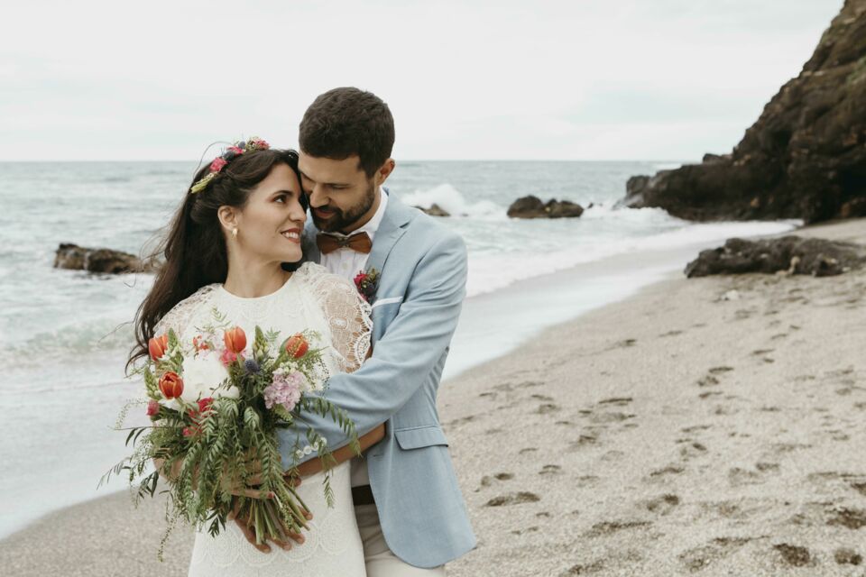 Freepik - Photo d'illustration Agrémentez votre bouquet de petits détails comme des coquillages, des perles ou des rubans soyeux, il deviendra un véritable hommage à la mer et à la promesse d’un amour aussi vaste et profond que l’océan.