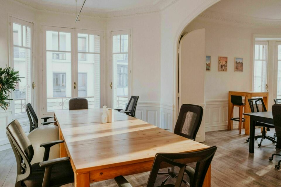 ABC Salles - Espace de coworking et de réception à Annecy : La Cordée offre un cadre lumineux et chaleureux pour vos réunions, conférences et événements professionnels.