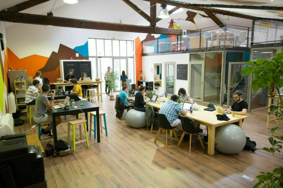 ABC Salles - Espace de coworking et de réception à Lyon 7ᵉ : La Cordée Jean Macé allie convivialité et flexibilité pour vos réunions, séminaires et événements professionnels.