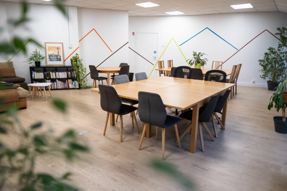 ABC Salles - Espace de coworking et de réception à Villeurbanne : La Cordée offre un cadre lumineux et inspirant pour vos réunions, formations et événements professionnels.
